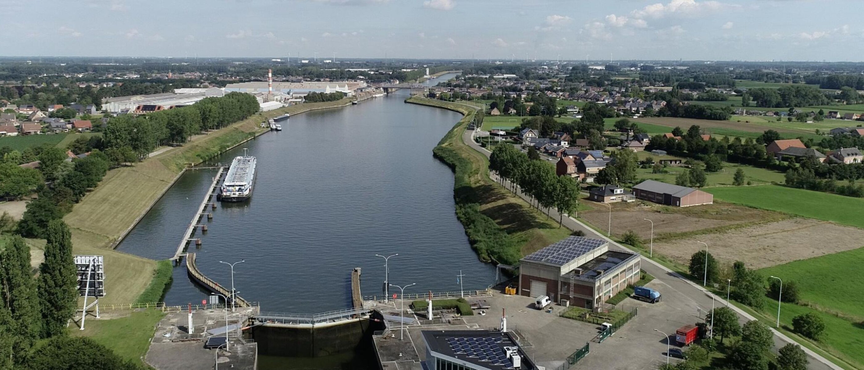 Het Zeekanaal Brussel-Schelde, bij de sluis van Zemst.