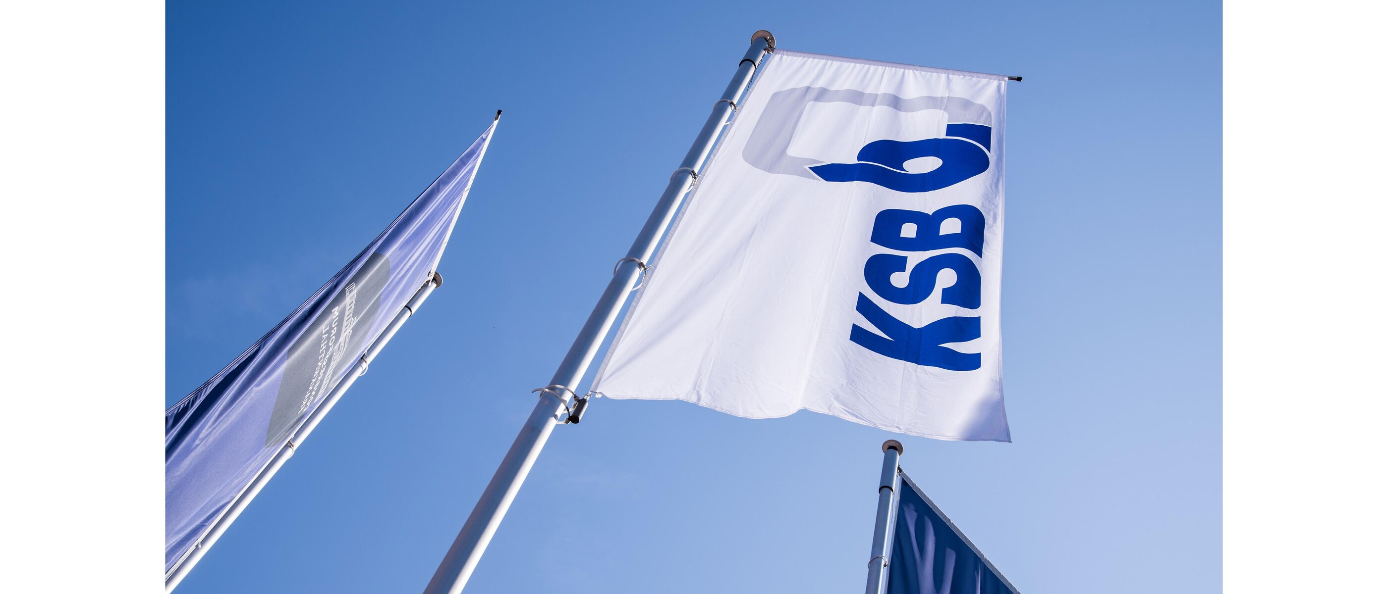 Banderas de KSB delante del cielo azul