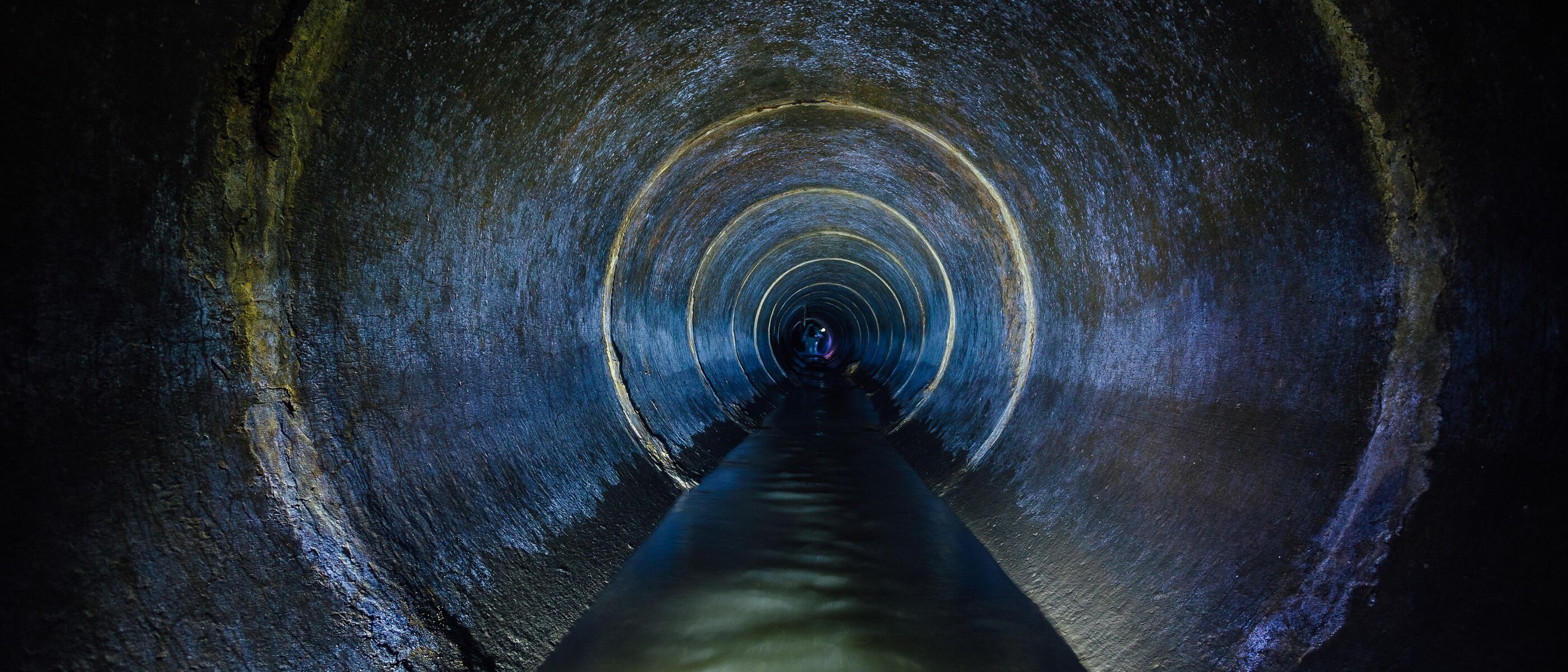 Canal de desagüe con aguas residuales