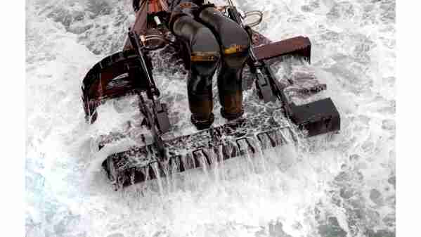 Pala excavadora en el mar