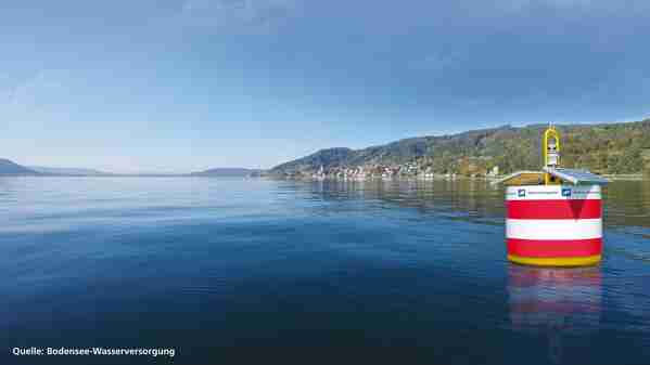 Buoys limit the water protection zone in Lake Constance