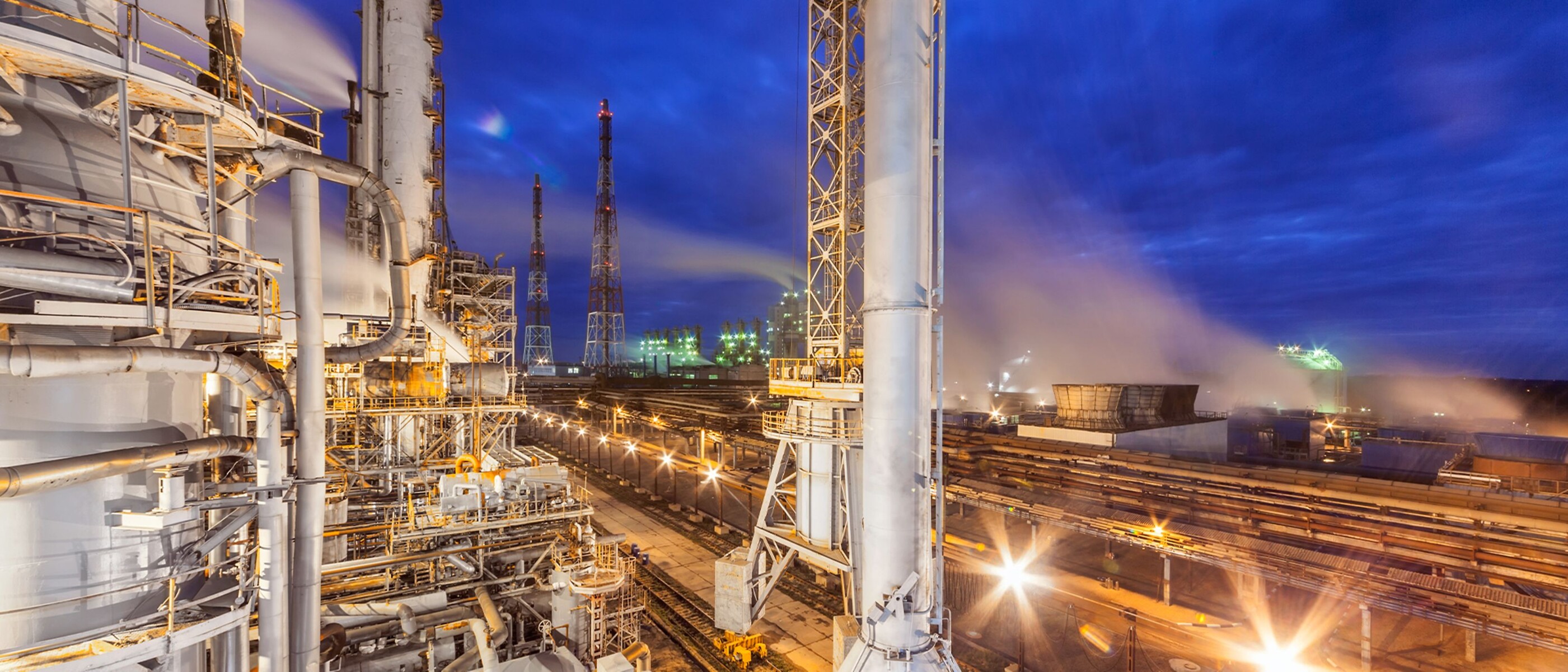 Gece yarısı bir üretim hattına bakış ile endüstri fabrikası 