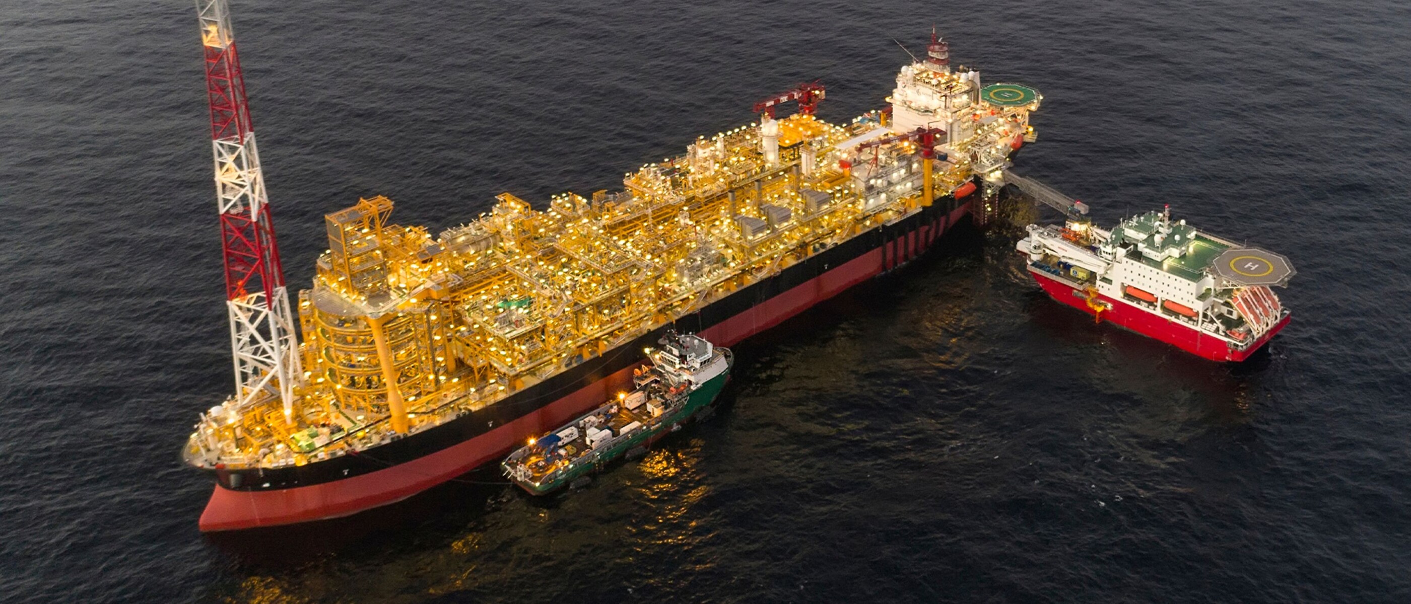Floating vessel for hydrocarbon processing and storage near an offshore oil field 