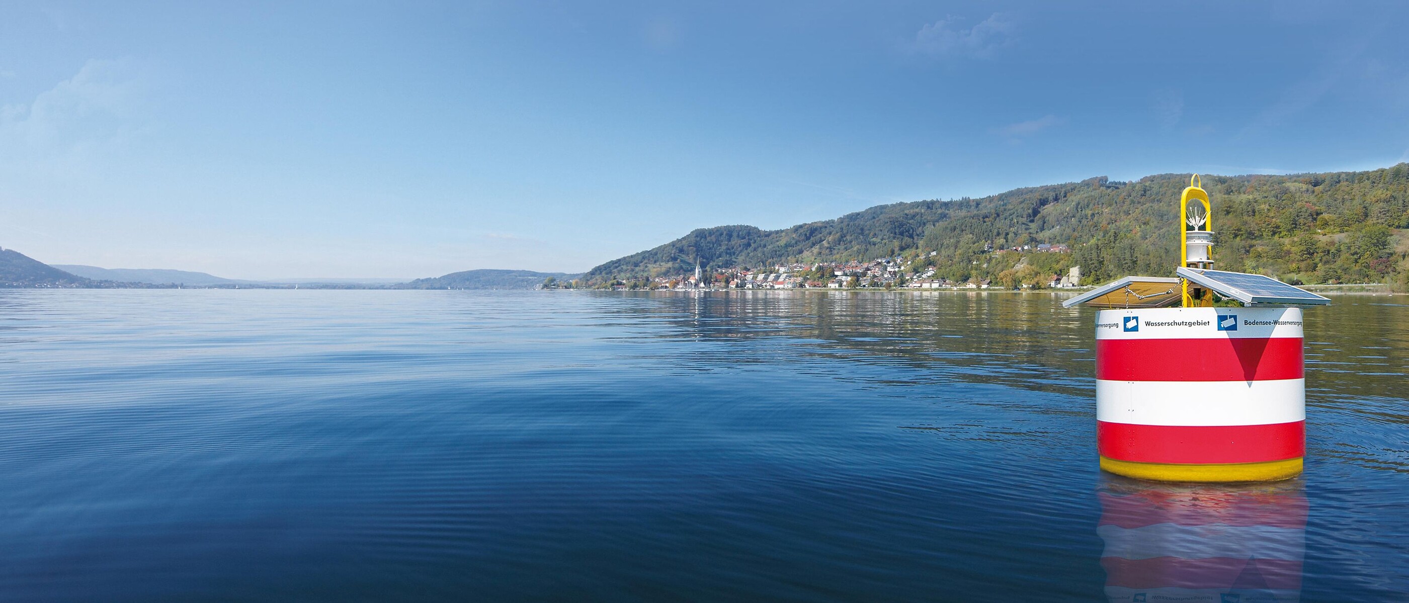 Buoys limit the water protection zone in Lake Constance
