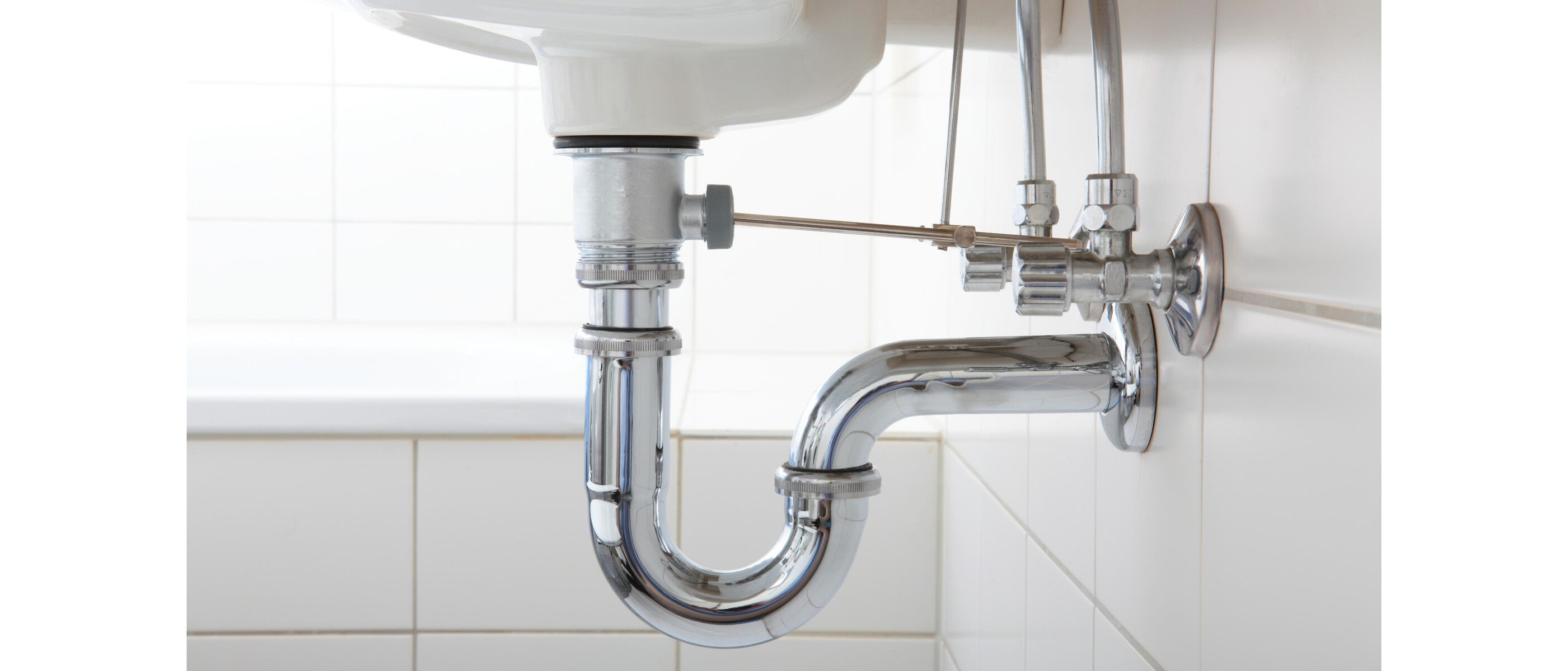 浴室裡的洗臉盆排水口。  適用於樓宇與土地脫水的排水泵浦和閥件 